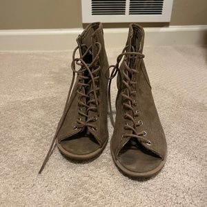 Like New lace up bootie